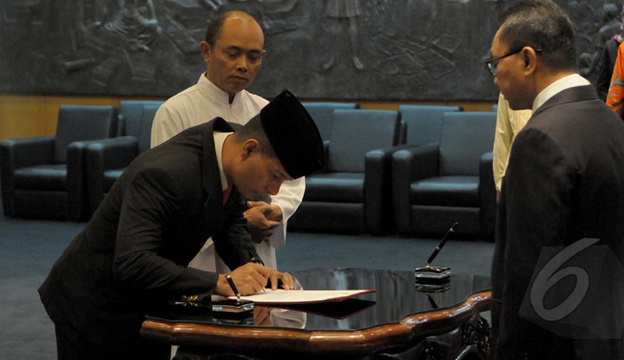 Ferry Kase menandatangani surat pelantikannya. Ia menggantikan Saleh Husin sebagai pengganti antar waktu, Jakarta, Kamis (22/1/2015). (Liputan6.com/Andrian M Tunay)