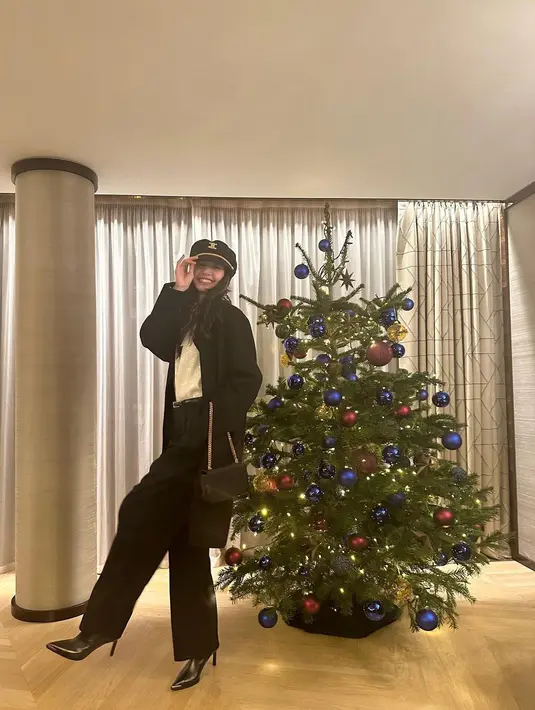 Lisa melapisi outfitnya dengan coat dari Celine seharga Rp87,5jutaan. Dipadukan dengan Vernuil Ankle Boots seharga Rp18,7jutaan [instagram/lalalalisa_m]