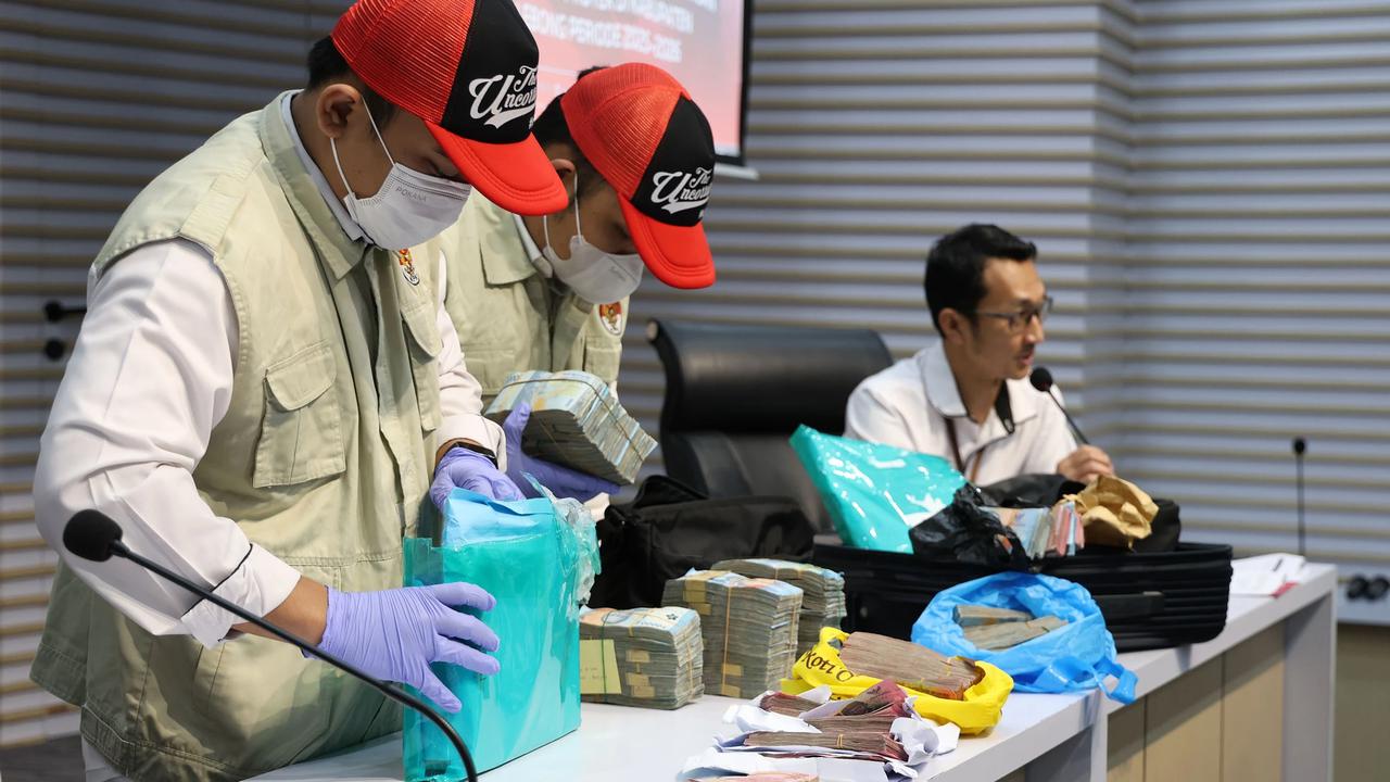 FOTO: KPK Tunjukkan Barang Bukti Uang Tunai Hasil OTT di Bengkulu