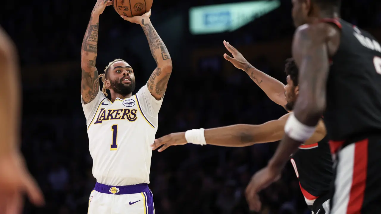 Aksi pemain Lakers D'Angelo Russell saat melawan Blazers di NBA 2024/2025