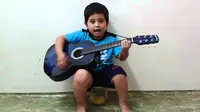 Azry sudah bisa main gitar sejak umur 3 tahun (Dok. Istimewa)