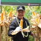 Pj. Bupati garut Barnas Adjidin menunjukan salah satu tandang jagung hibrida dalam kegiatan Panen Raya jagung hibrida di Kecamatan Limbangan, Garut. (Liputan6.com/Jayadi Supriadin)