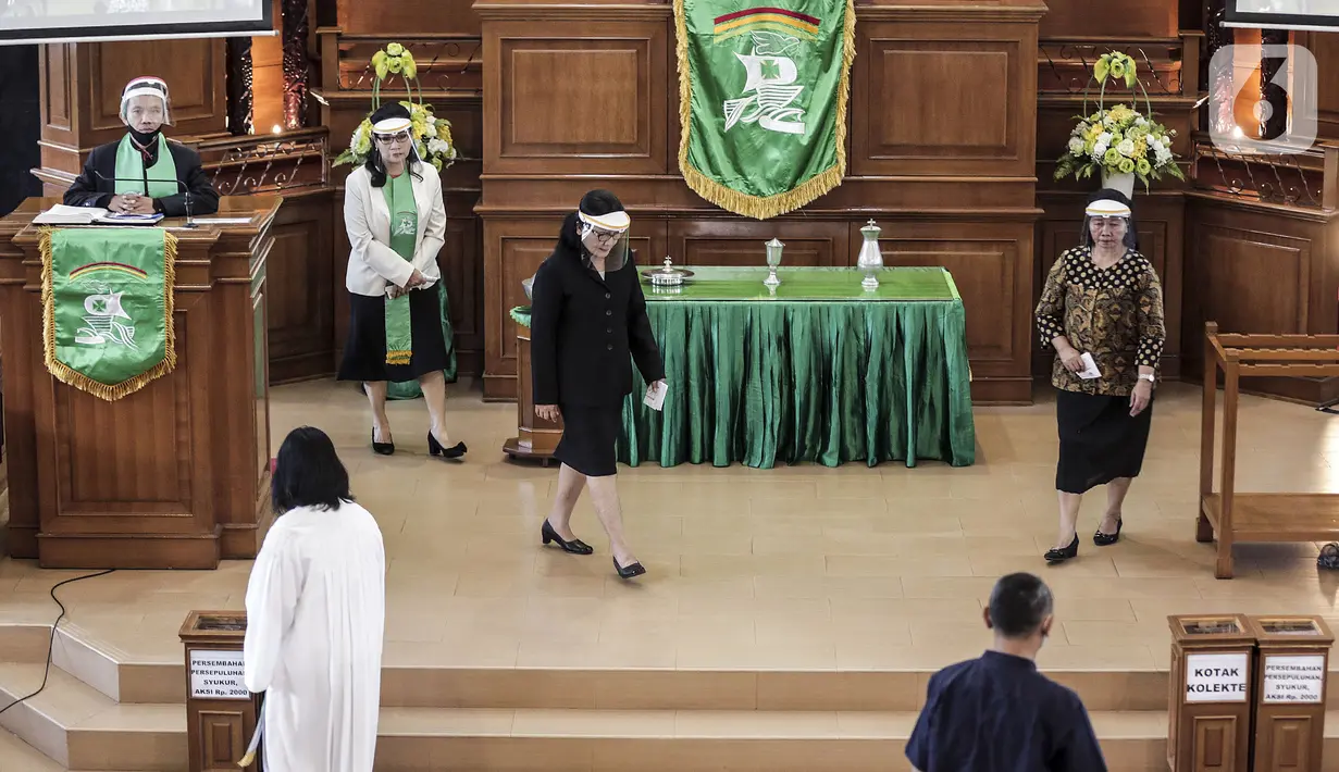 Suasana misa di Gereja Protestan Indonesia Bagian Barat (GPIB) Effatha, Jakarta, Minggu (5/7/2020). Jemaat GPIB Effatha untuk pertama kalinya melaksanakan misa pada keadaan kenormalan baru. (Liputan6.com/Johan Tallo)