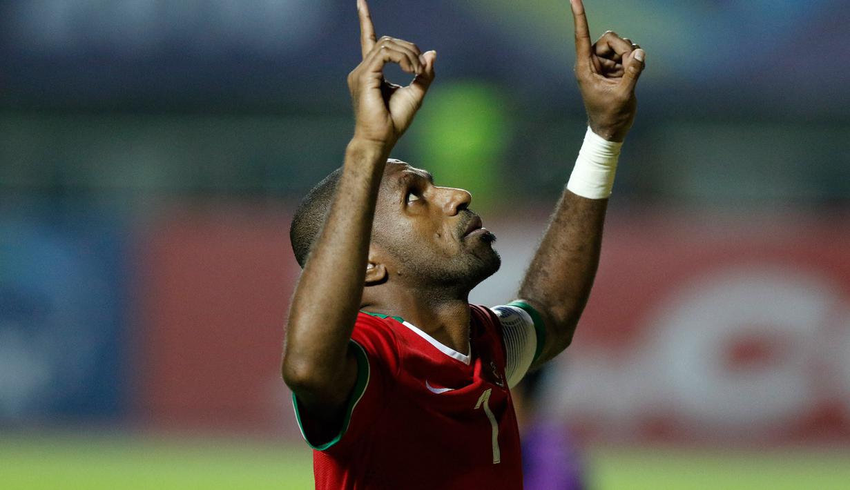 Boaz Solossa, kapten Timnas Indonesia di Piala AFF 2016 yang sayang keluarga. (Bola.com/Peksi Cahyo)