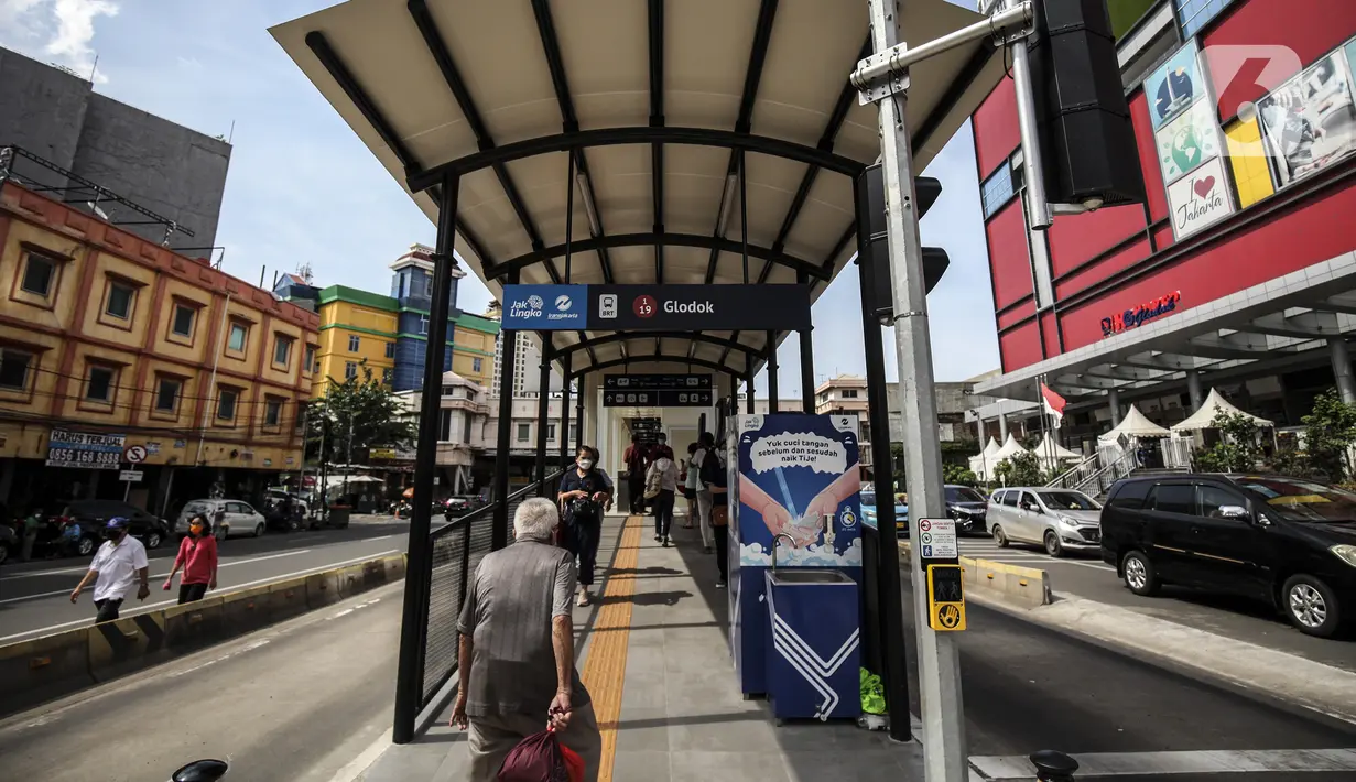Aktivitas warga di Halte Glodok baru kawasan Glodok, Jakarta, Sabtu (22/1/2022). PT Transportasi mulai mengoperasikan Halte Glodok baru dengan rute Blok M - Kota (Koridor 1). (Liputan6.com/Johan Tallo)