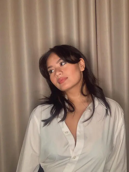 Gayanya membuat kaget sang ibu sambung Angelina Sondakh yang takjub dengan piercing serta tatonya. (Foto: Zahwa Massaid/ Instagram)