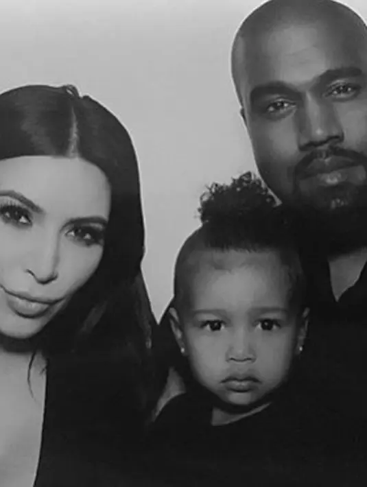 “Aku sudah mendengar banyak hal, namun kami belum mengonfirmasi apapun. Jadi menurutku jika kami sudah siap, kabar bahagia itu akan kami umumkan,” ujar Kim pada E! News, Sabtu (9/9/2017). (Instagram/Kimkardashian)