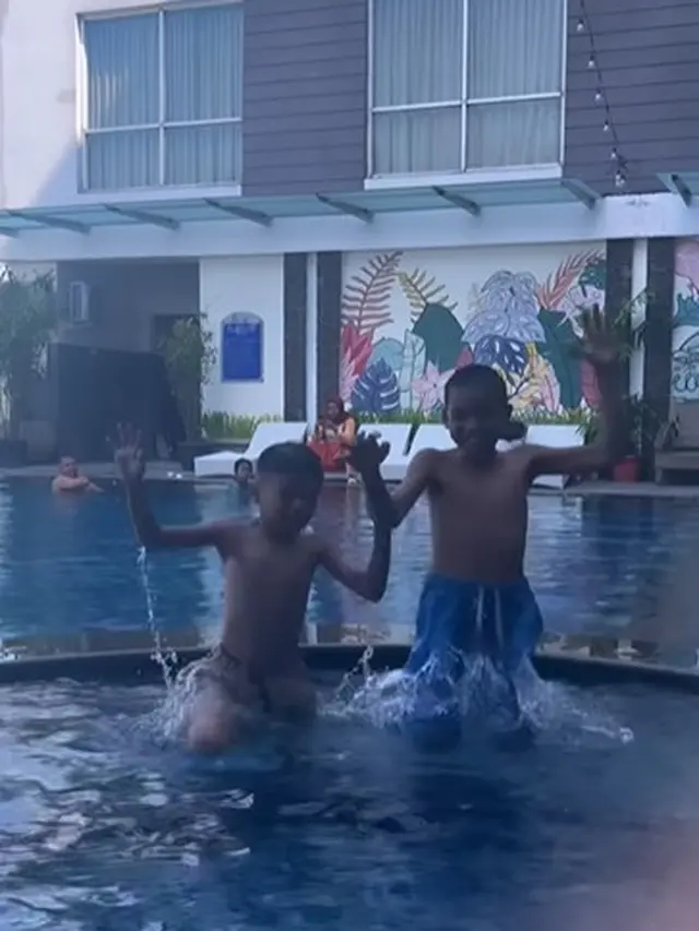 Cinta Laura bersama anak-anak asuhnya (Instagram/claurakiehl)