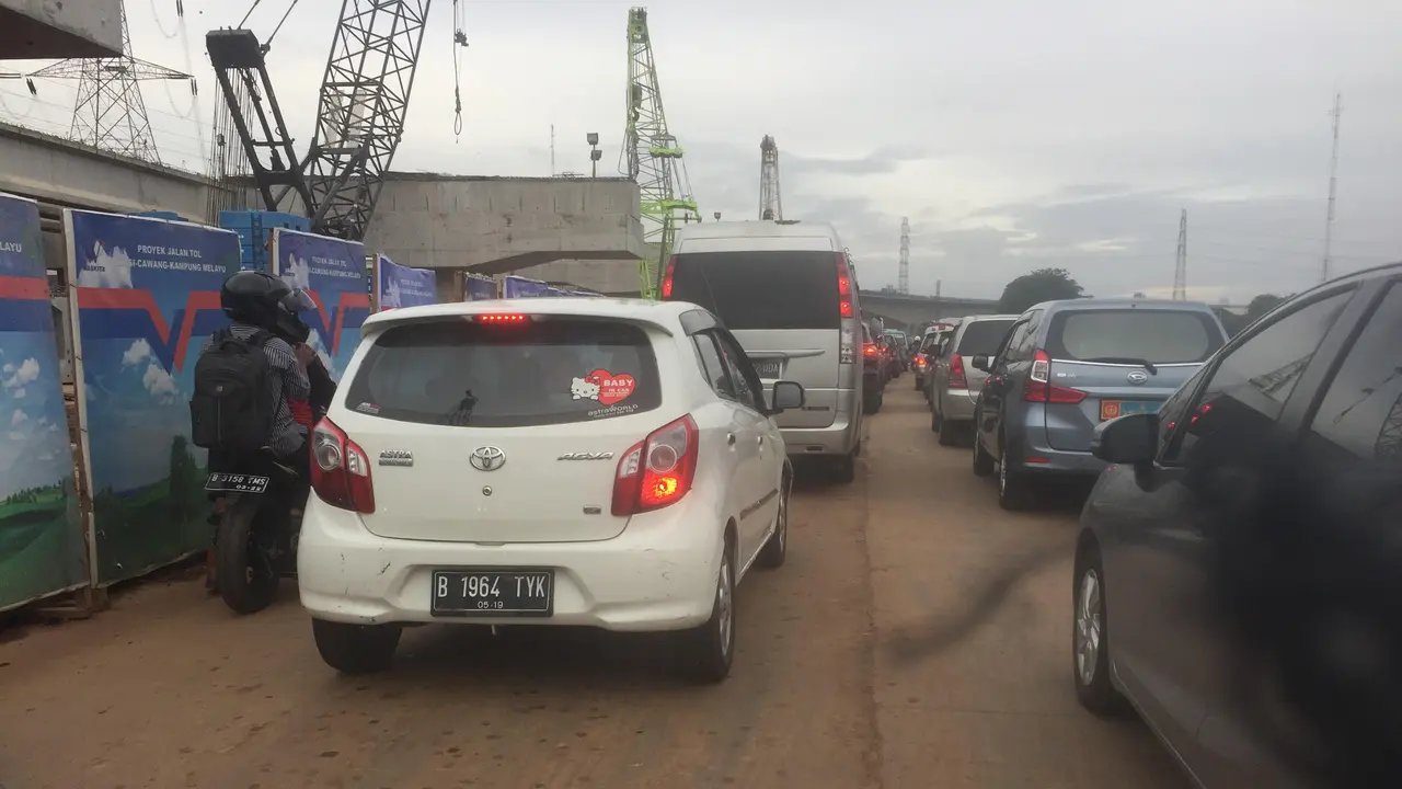Suasana Jalan arteri Kalimalang saat penerapan aturan ganjil genap di Tol Cikampek