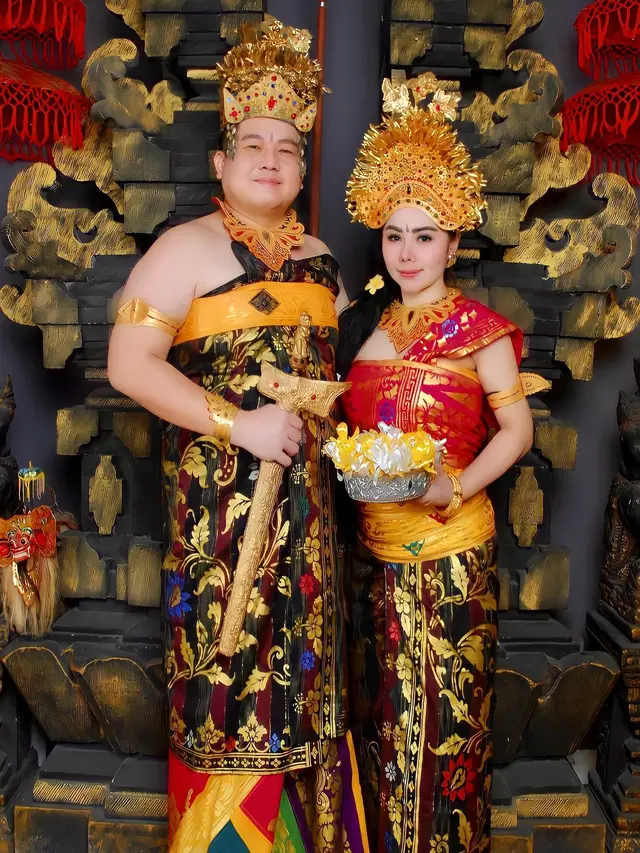 7 Pemotretan Femmy Permatasari dan Suami dengan Baju Adat Bali Ini Menawan