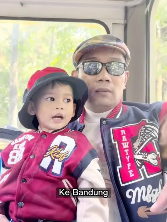 Ridwan Kamil mendandani Arkana mirip dengannya saat keduanya ingin melancong di waktu senggang Gubernur Jawa Barat. (Foto: Instagram/@ridwankamil)