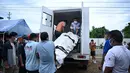 Petugas kesehatan membawa jenazah korban banjir bandang untuk dikremasi di luar kamar jenazah di distrik Chitwan, Nepal, Senin, 31 Agustus 2026. (AFP/ Prakash Mathema)