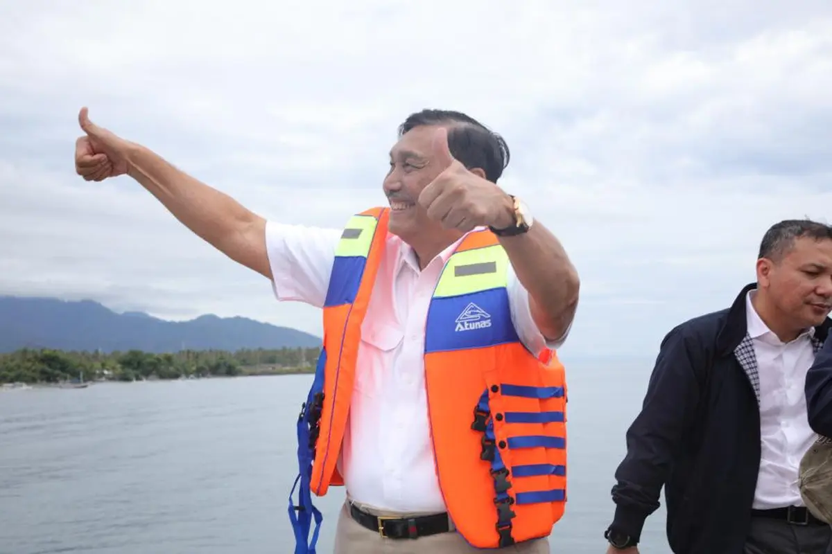 Menteri Koordinator Bidang Kemaritiman dan Investasi (Menko Marves) Luhut B. Pandjaitan saat memberikan arahan di PT Sea6 Energy pada Jumat (28-04-2023)