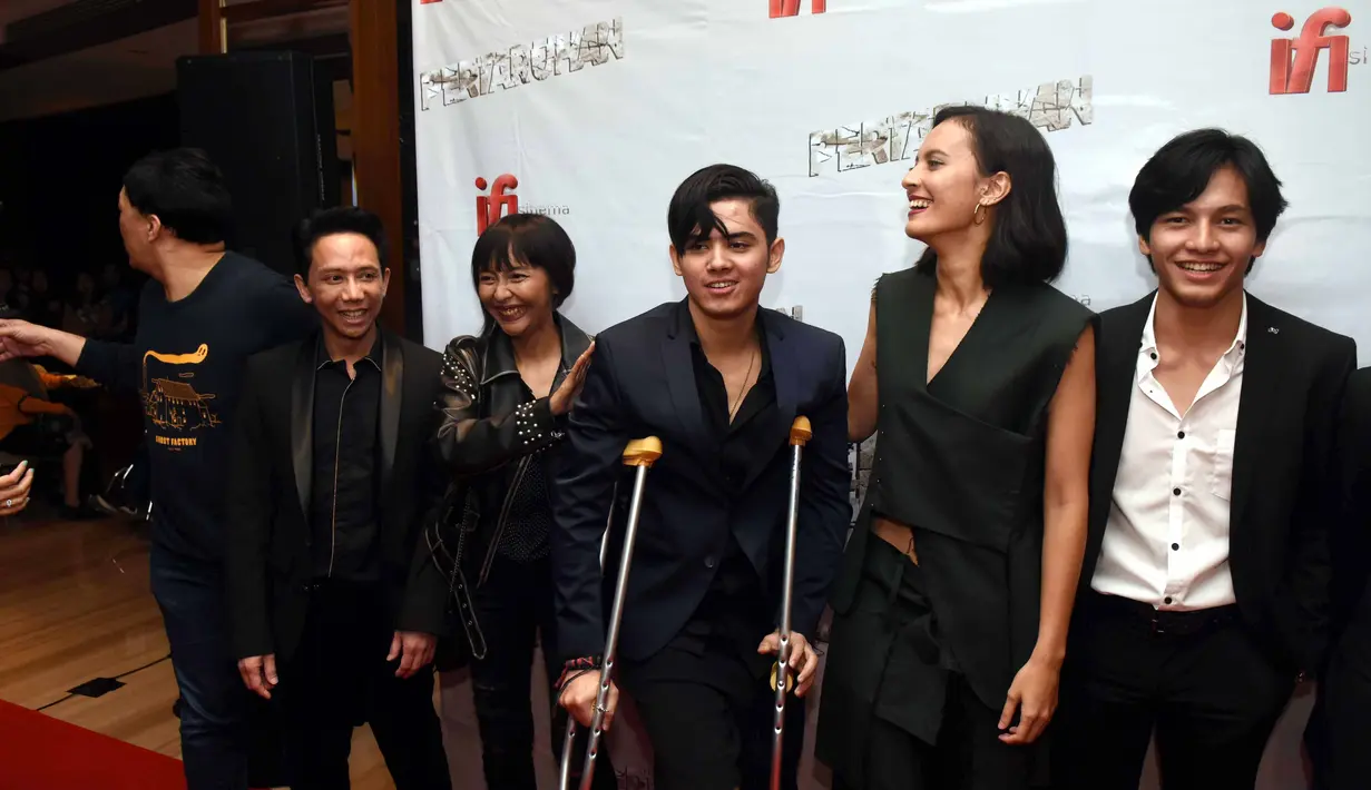 Hadir dengan mengenakan setelan jas warna hitam, dan celana pendek warna serupa. Dikanan dan kiri, ia berjalan menggunakan alat bantu kruk. Salah satu  kakinya masih ada diperban. (Nurwahyunan/Bintang.com)