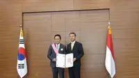 Kepala Badan Ekonomi Kreatif Triawan Munaf menerima penghargaan Gwanghwa Medal dari Duta Besar Republik Korea Cho Tai-young (Liputan6.com/Teddy Tri Setio Berty)