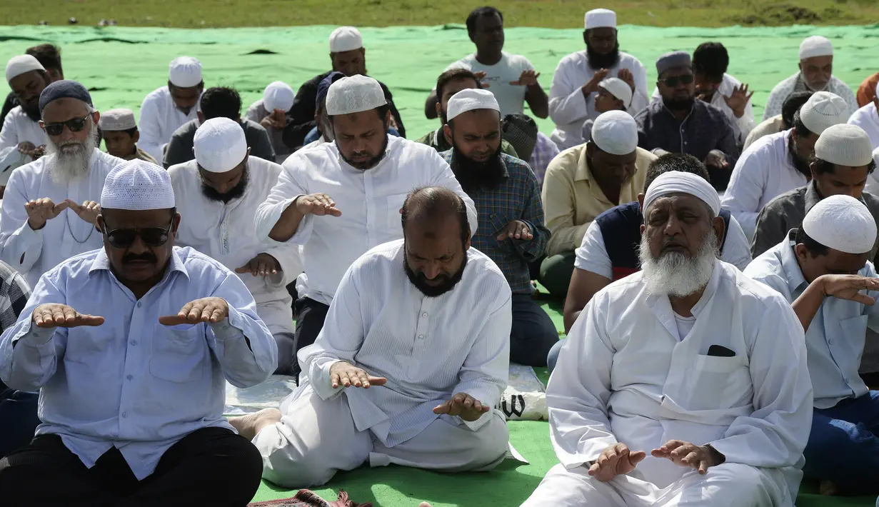 Umat Muslim India berdoa memohon turun hujan di depan Danau Himayat Sagar di Hyderabad, India, Minggu (21/7/2019). Angin muson yang melanda sejumlah negara bagian India selatan, yang di antaranya, Telangana, Andhra Pradesh dan Tamil Nadu menyebabkan kekeringan parah. (AFP Photo/Noah Seelam)