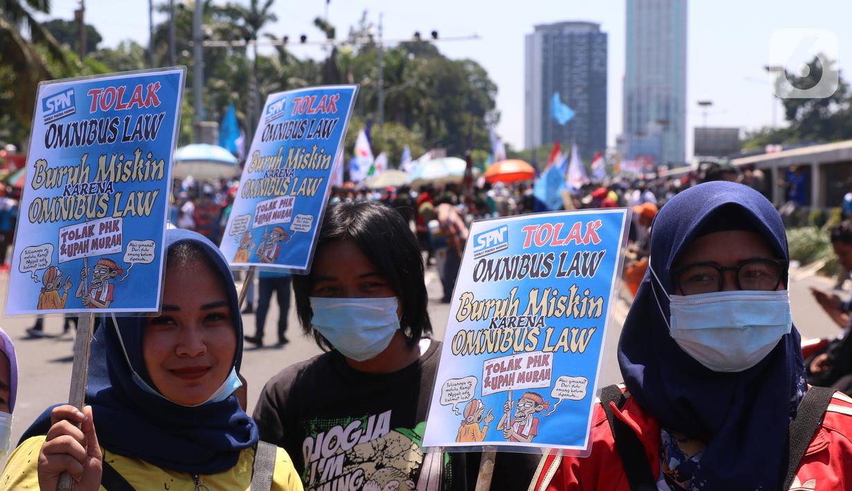 Buruh saat melakukan aksi di depan Gedung DPR RI, Jakrta, Selasa (25/8/2020). Aksi tersebut menolak draft omnibus law RUU Cipta Kerja yang diserahkan pemerintah kepada DPR. (Liputan6.com/Angga Yuniar)