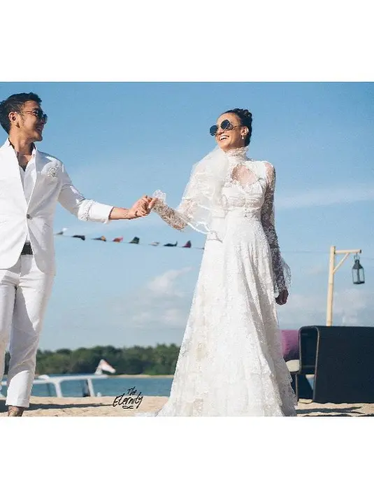 Nadine juga memakai gaun pengantin penuh bordir klasik dengan aksen cutout milik mamanya. [@nadinelist]