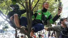 Parade 20 pembalap dari 4 kelas yang mempromosikan ajang MotoGP Mandalika 2022 mendapat antusiasme tinggi dari para warga di sekitaran Istana Merdeka menuju Hotel Kempinski dekat Bundaran Hotel Indonesia, Rabu (16/3/2022). Berikut gambaran antusiasme mereka. (Bola.com/Bagaskara Lazuardi)