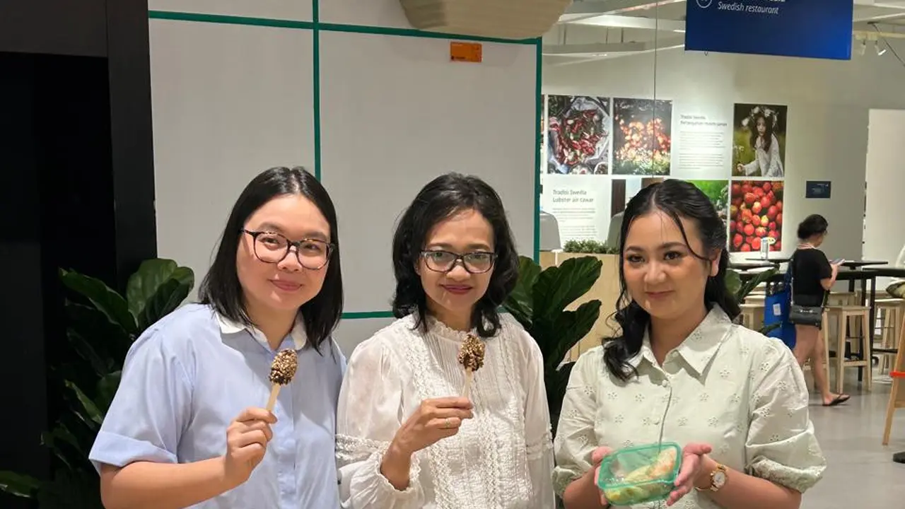 Dokter spesialis anak, dr. Claudy Bunga Saing, Sp.A dan Communication & PR Manager IKEA Indonesia, Ririn Basuki.