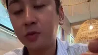 Heboh Jovi Adhiguna makan bakso halal dicampur kerupuk babi. (dok. tangkapan layar TikTok @selebindo17/https://www.tiktok.com/@selebindo17/video/7256424866377682182)