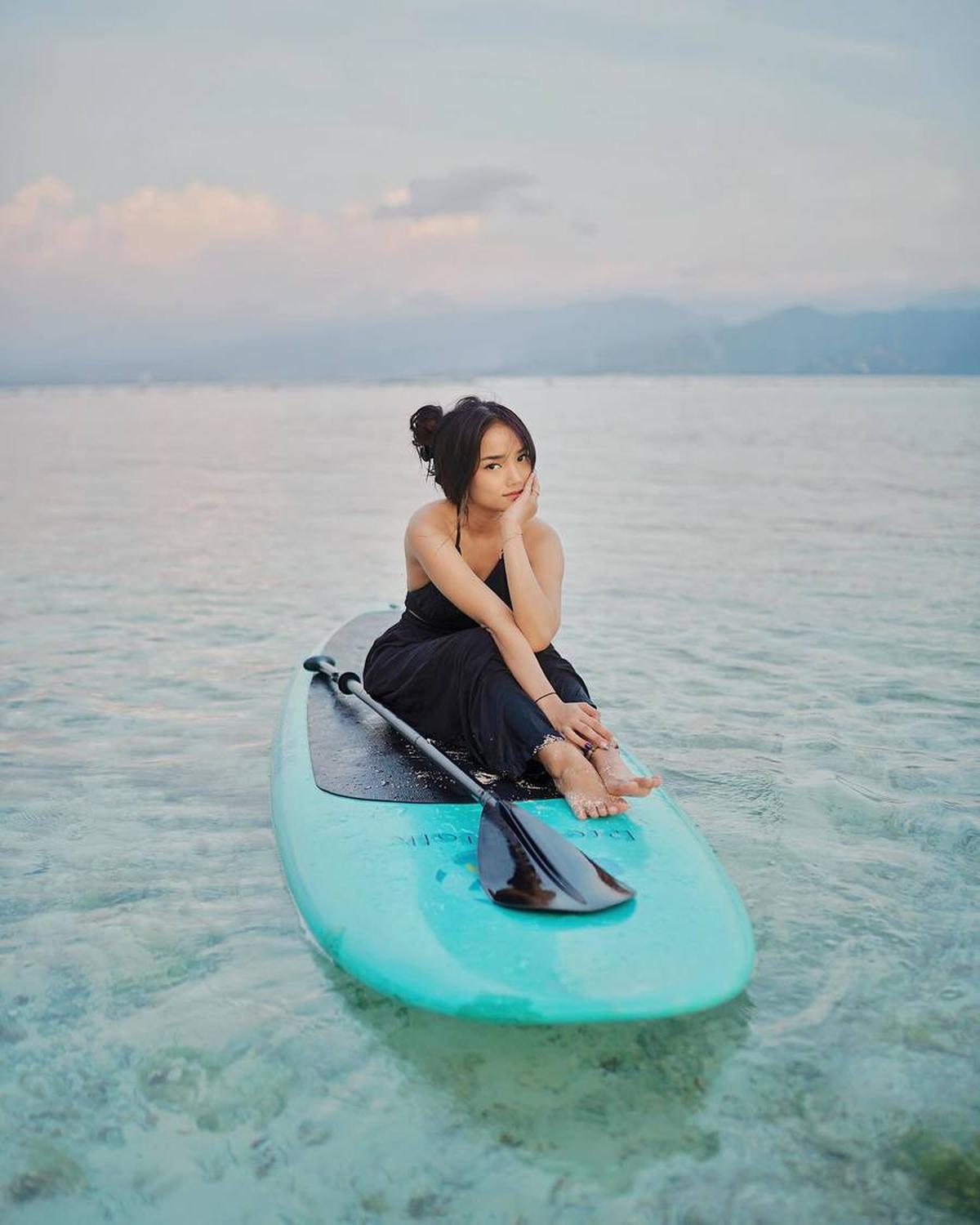 Tak hanya itu, Fuji juga terlihat memukau ketika berpose di atas paddle board, menunjukkan pesonanya yang semakin memikat dan menyala.<br>