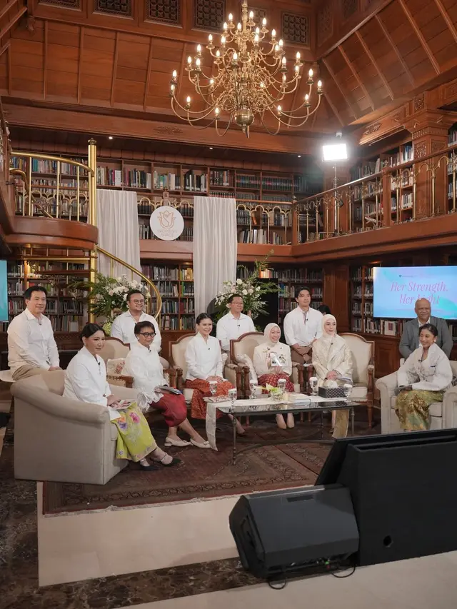 Pesona Perempuan Kuat dari Nikita Willy Berbalut Formal Suit dan Hijab Butter Yellow di Hari Kartini