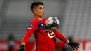 Striker Lille, Luiz Araujo mengontrol bola saat menghadapi Brest dalam laga lanjutan Liga Prancis 2020/21 pekan ke-25 di The Stade Pierre Mauroy, Lille, Minggu (14/2/2021). Lille bermain imbang 0-0 dengan Brest. (AP/Michel Spingler)