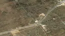 Citra satelit yang disediakan oleh Maxar Technologies ini menunjukkan gambaran truk yang mendekati perbatasan Gaza dengan Mesir pada 26 November 2023. Gencatan senjata antara Israel dan Hamas dimulai sejak Jumat, 24 November 2023. (Satellite image ©2023 Maxar Technologies via AP)