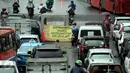 Pengendara menghindari saluran air yang sedang diperbaiki di perempatan Jalan Matraman Raya, Jakarta, Selasa (19/1/2016). Jalan Matraman Raya yang mengarah Kramat Raya macet parah imbas dari perbaikan saluran air. (Liputan6.com/Helmi Fithriansyah)