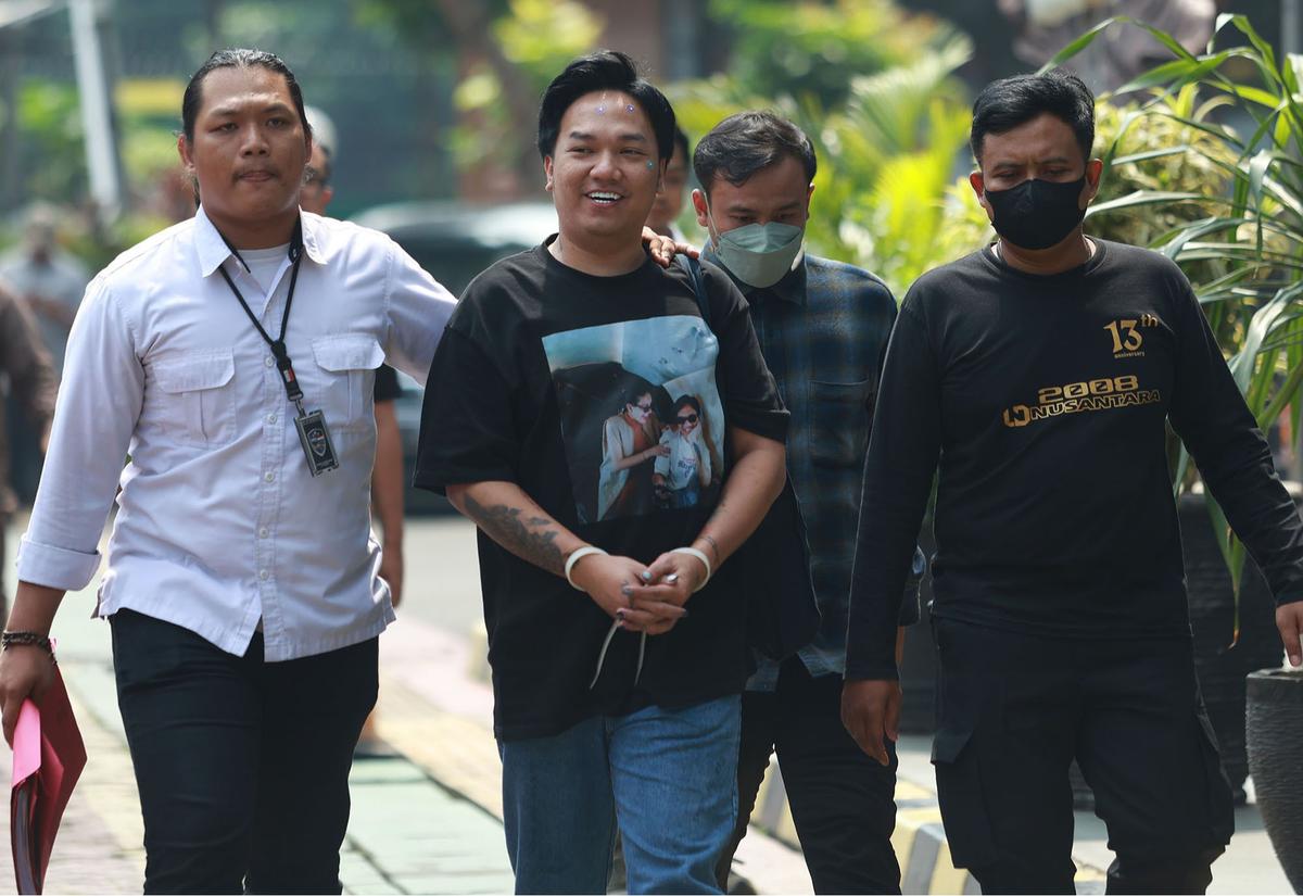 FOTO: Nikita dan Asistennya Mail Diserahkan ke Kejari Jakarta Selatan
