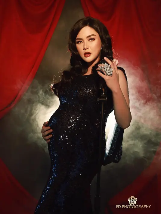 Senyum cerita Vicky Shu menyambut kehadiran buah hatinya. Lunas sudah perjuangan panjang untuk proses melahirkan normal buah cintanya dengan Ade Imam. (instagram/vickyshu)