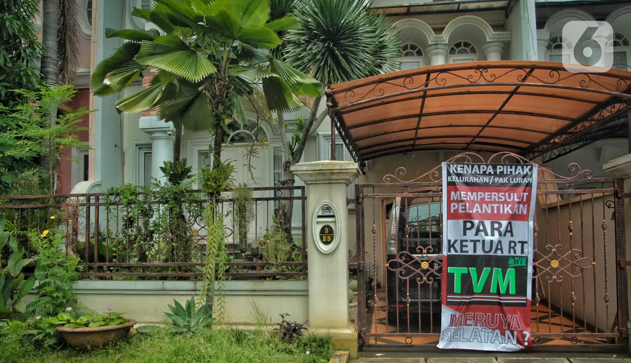 Spanduk meminta pelantikan RT di Meruya di Perumahan TMV Meruya Selatan, Kembangan, Jakarta Barat, Sabtu (26/2/2022). Spanduk berisikan tuntutan warga karena lambatnya Pemprov DKI untuk segera pihak kelurahan Meruya Selatan melantik RT terpilih sejak November 2021. (Liputan6.com/Faizal Fanani)