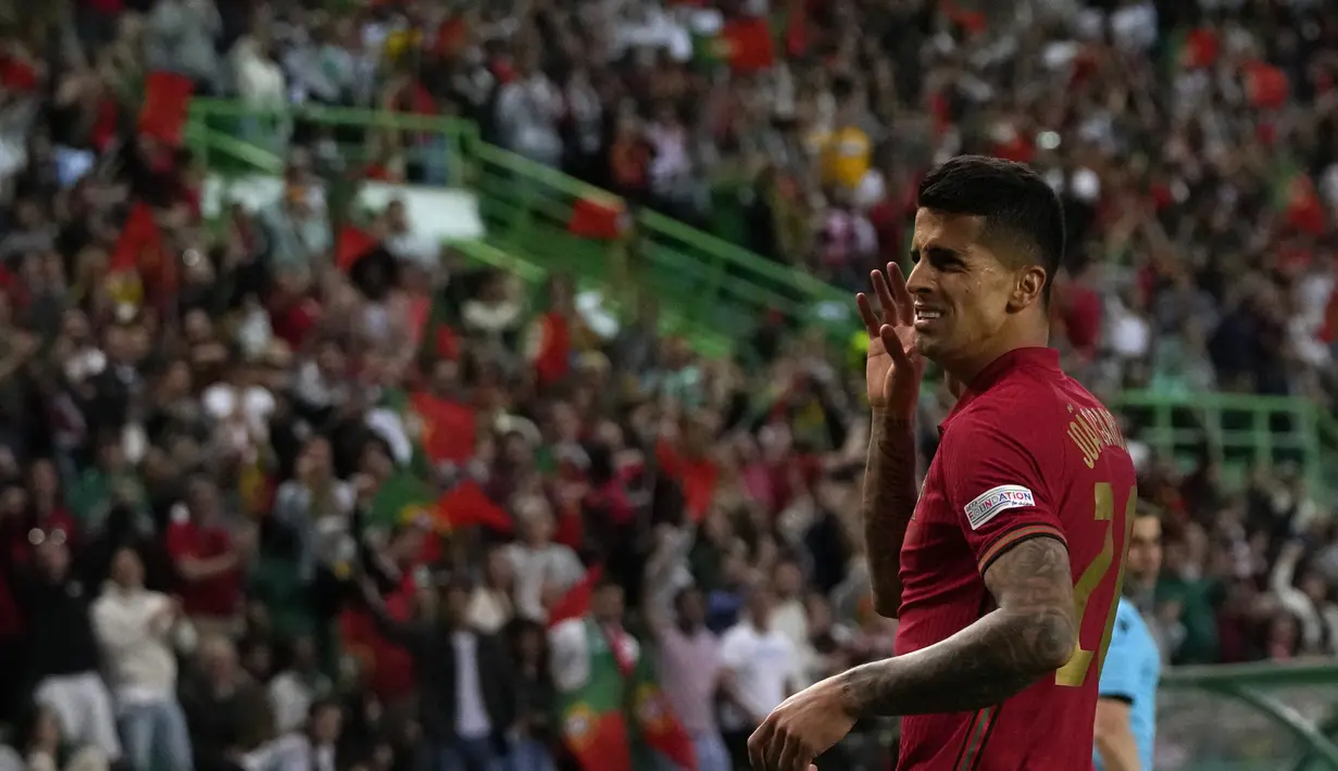 Bek Portugal,  Joao Cancelo melakukan selebrasi usai mencetak gol ke gawang Swiss pada 
pertandingan kedua Grup A2 UEFA Nations League di Stadion Jose Alvalade di Lisbon, Senin (6/6/2022). Kemenangan telak ini mengangkat Portugal ke posisi dua klasemen dengan empat poin dari dua laga. (AP Photo/Armando Franca)