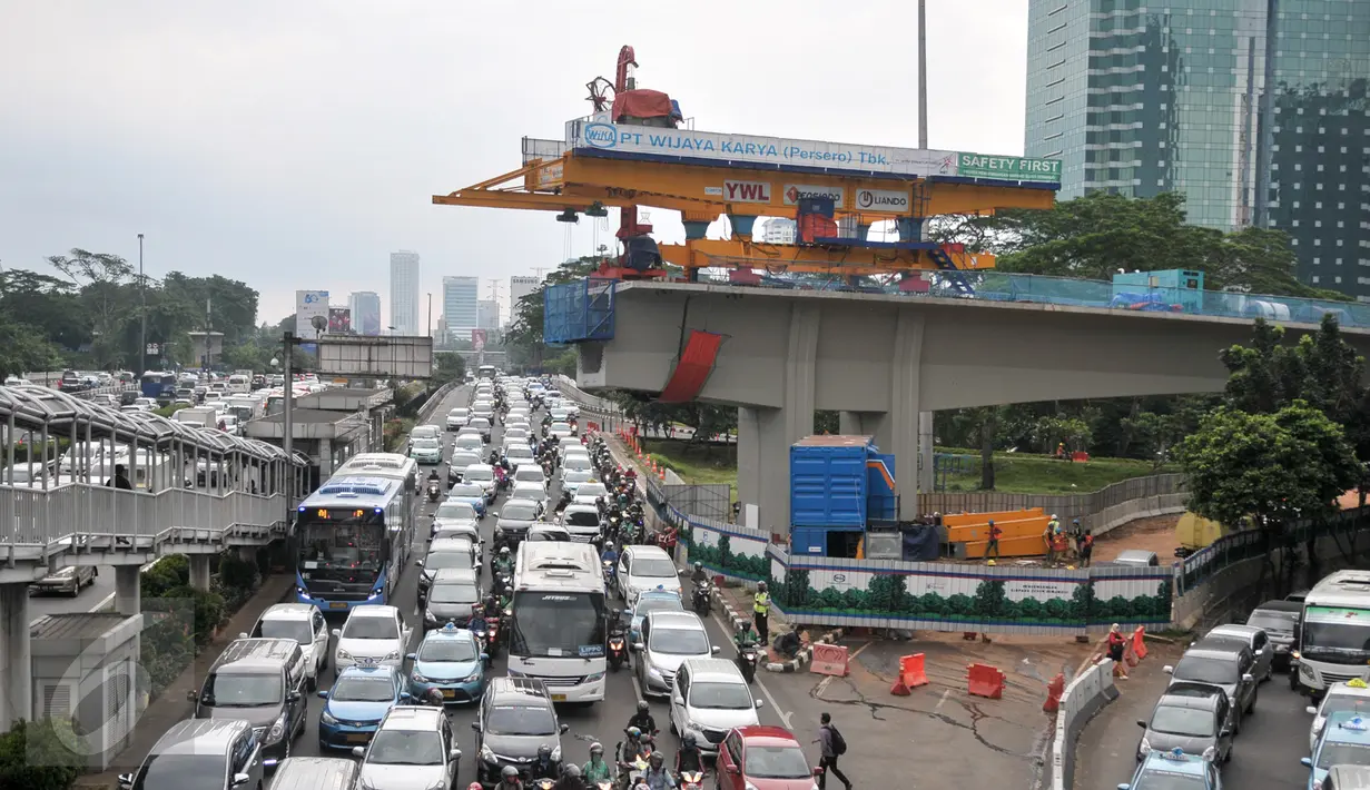  Sejumlah kendaraan melintas di samping pembangunan Simpang Susun Semanggi, Jakarta, Kamis (23/2). Proyek pembangunan Simpang Susun Semanggi ditargetkan rampung pada Agustus 2017 mendatang. (Liputan6.com/Yoppy Renato)