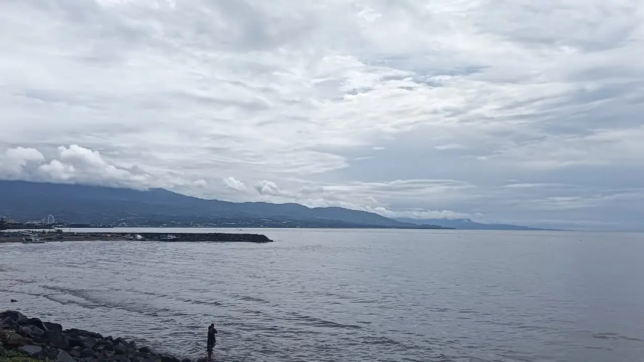 Kondisi perairan di depan Teluk Manado, Sulut.