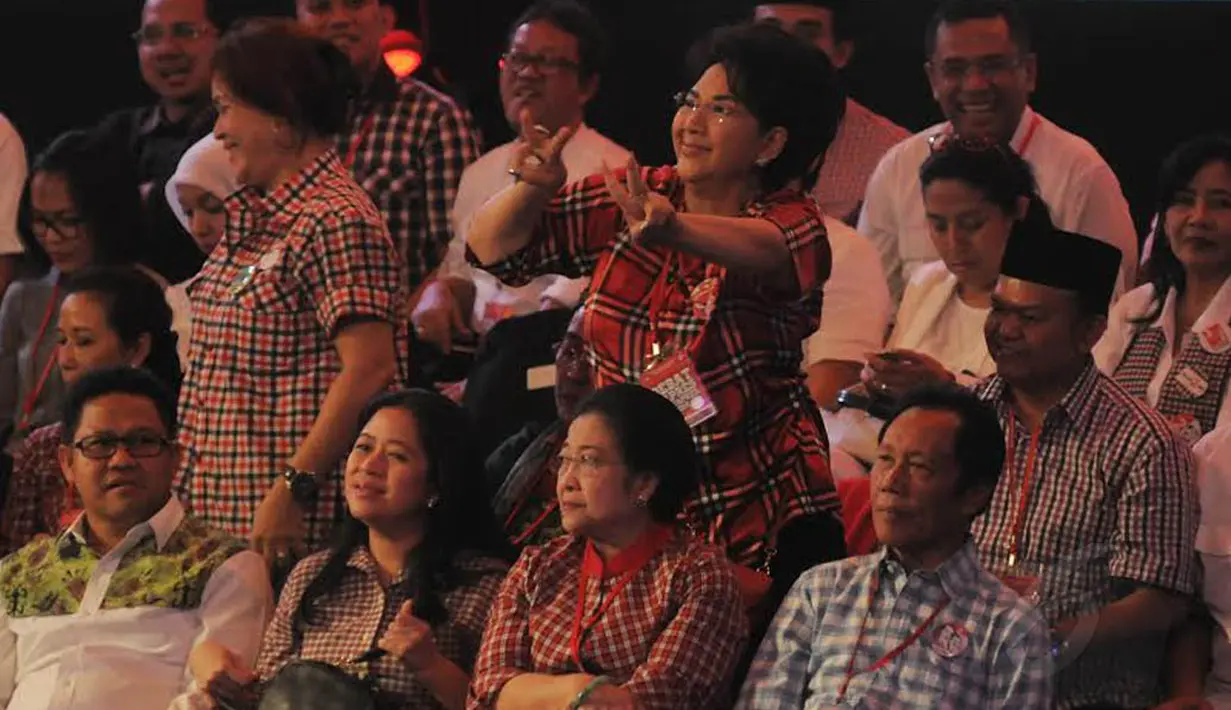 Artis senior Titiek Puspa yang duduk di antara tim sukses Jokowi tampak melakukan Salam 2 Jari (Liputan6.com/Herman Zakharia) 