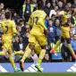 Winger Crystal Palace Wilfried Zaha (kanan) rayakan gol ke gawang Chelsea pada lanjutan Liga Inggris, Sabtu (1/4/2017). (AP Photo/Alastair Grant)