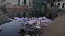 Pakistan yang kekurangan uang meluncurkan inisiatif untuk mendistribusikan tepung gratis di antara keluarga berpenghasilan rendah untuk mengurangi dampak inflasi yang memecahkan rekor dan melonjaknya kemiskinan selama bulan suci Ramadhan. (AP Photo/Fareed Khan)