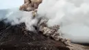 Gunung Sinabung yang mengeluarkan Awan panas disertai material vulkanik, Karo, Sumatera Utara (1/11). Gunung Sinabung meletus untuk pertama kalinya setelah 400 tahun tertidur pada tahun 2010. (AFP Photo/Satar Ginting)