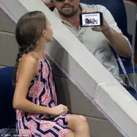 Leonardo DiCaprio bercengkrama dengan penggemarnya di US Open. (Dailymail)