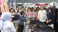 Warga semakin antusias saat Jokowi mengunjungi beberapa toko. Selain itu, dia juga membagi-bagikan kaos untuk warga. (Liputan6.com/Faizal Fanani)