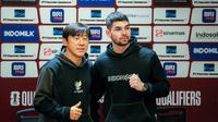 Pelatih Timnas Indonesia, Shin Tae-yong (kiri) dan Sandy Walsh berfoto bersama saat konferensi pers jelang laga Kualifikasi Piala Dunia 2026 antara Timnas Indonesia Vs Vietnam di Stadion Utama Gelora Bung Karno (SUGBK), Senayan, Jakarta, Rabu (20/03/2024). (Bola.com/Bagaskara Lazuardi)