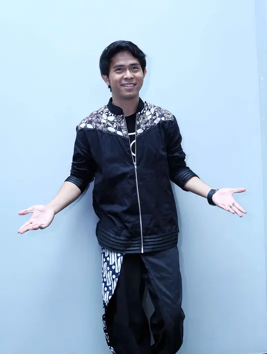 Pemilih suara serak ini akan berduet dengan membawakan lagu yang dipopulerkan oleh Syahrini dan Anang Hermansyah berjudul 'Jangan Memilih Aku'. (Nurwahyunan/Bintang.com)