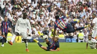 Tiga menit berselang Barcelona hampir mencetak gol penyeimbang lewat Ansu fati. Namun tembakan akrobatiknya masih menyamping dari mulut gawang. (AP/Manu Fernandez)