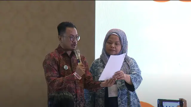 Choirul As'ari dan Sarini Octasali membaca deklarasi diaspora Indonesia untuk menduniakan Bahasa Indonesia.