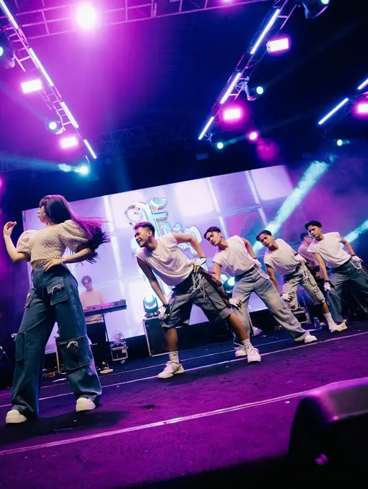 Meski demikian, transformasi ini tetap diapresiasi karena menampilkan sisi baru dari dirinya yang lebih playful dan eksperimental.