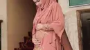 Kabar bahagia itu juga disampaikan Siti Nurhaliza melalui Instagram. Selain mengumumkan kabar bahagia, Siti juga memberikan penjelasan terkait selama ini yang dikabarkan menghilang. Potret ceria Siti sedang memegang perut dan pengajian. (Instagram/ctdk)