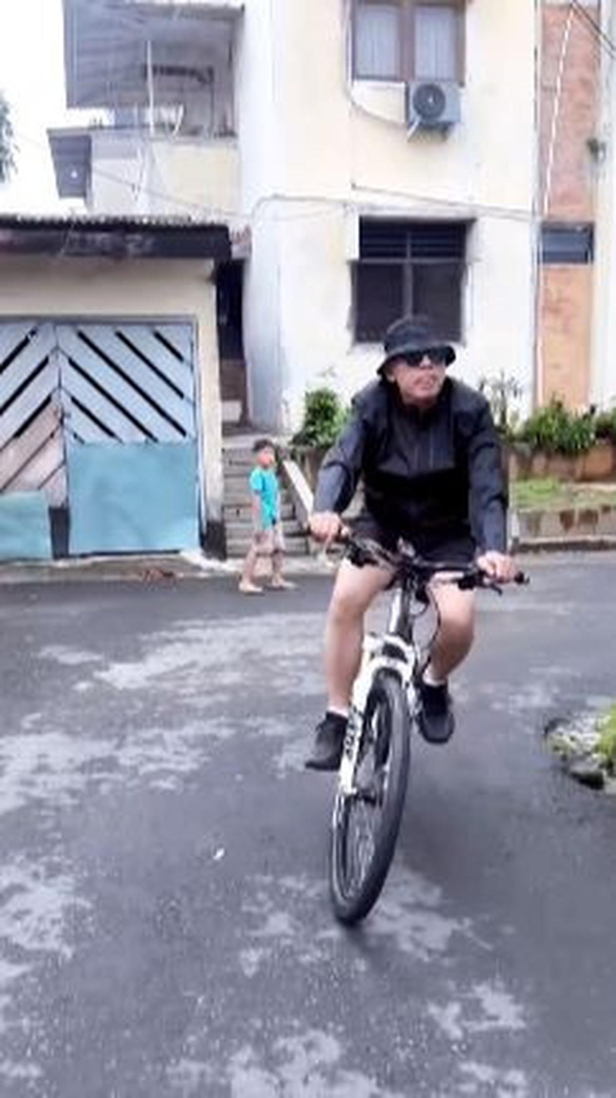 "Rumah saya dulu di sini waktu pangkat perwira pertama ya, Ipda Iptu. Di kompleks Pejaten eks Brimob," ungkapnya.