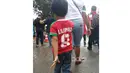 Fans cilik mengenakan Jersey pemain Timnas Indonesia, Stefano Lilipaly menuju stadion Pakansari, Bogor, (03/11/2016). (Bola.com/Darojatun)